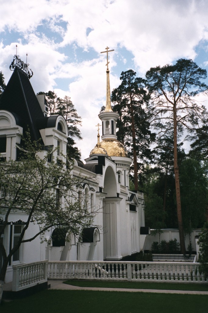 Храм в барвихе. Храм Вячеслава чешского в Барвихе. Храм Вячеслава чешского новь. Храм Святого князя Вячеслава чешского в Москве. Подворье Зачатьевского монастыря в Барвихе.